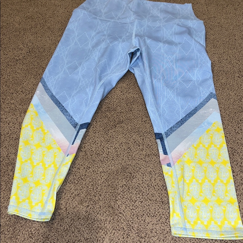 alo sky blue tree lace yellow paisley crop 20” legging Large